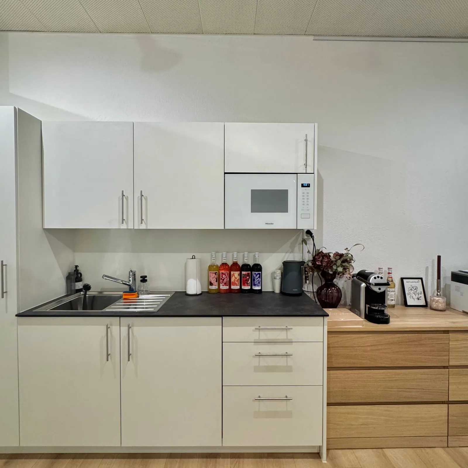 Cuisine équipée Otium :micro-ondes Miele, machine à café Nespresso, évier, espace de pause